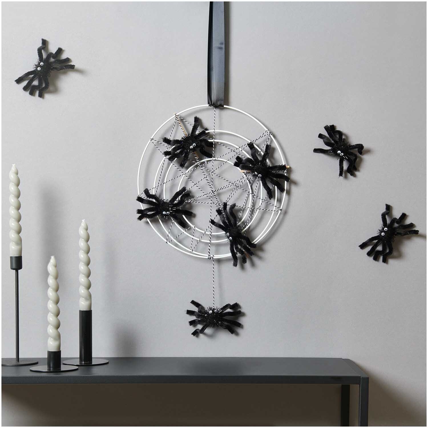 Paper Poetry Baumwollgarn in Schwarz-Weiß, dekoriert als Spinnennetz mit schwarzen Spinnen. Ideal für kreative Bastelprojekte.