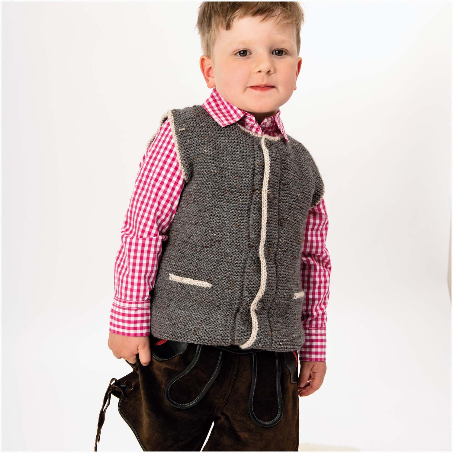 Essentials Merino Plus Tweed dk: Junge in grauer Weste und rotem Hemd, trägt braune Lederhose.