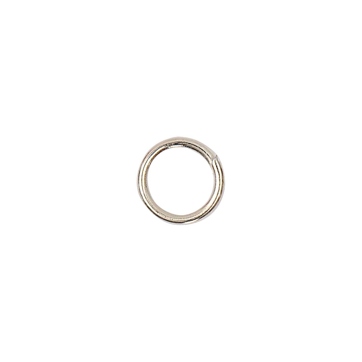 Öse silber 4mm 20 Stück von Rico Design. Das Bild zeigt eine einzelne silberne Öse auf weißem Hintergrund.