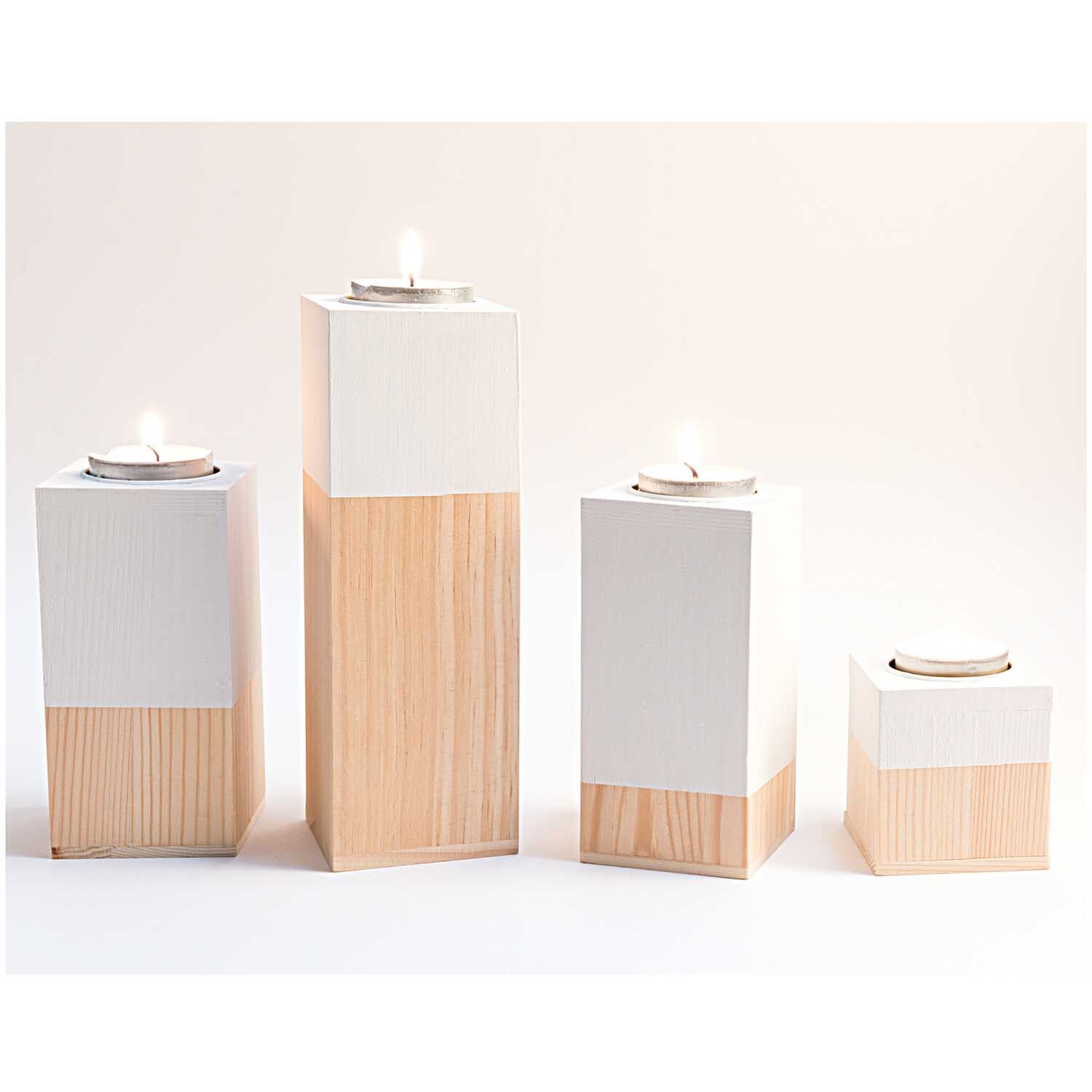 Kerzenhalter aus Holz in modernem Design von Rico Design. Vier unterschiedlich große Halter mit weißen und naturfarbenen Elementen.