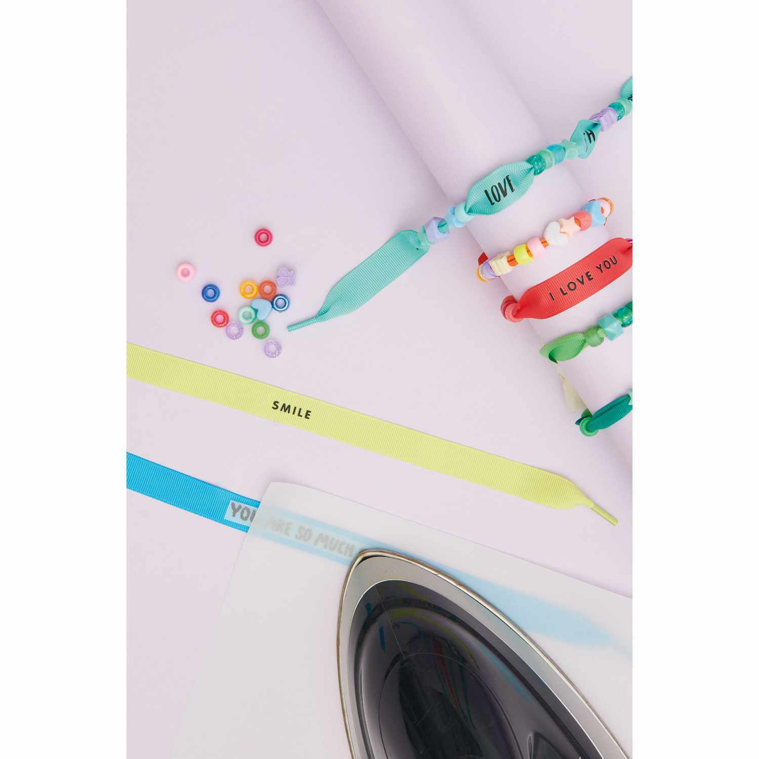 Itoshii - Ponii Beads Bügelmotiv Schriftzüge mit bunten Perlen und Armbändern von Rico Design.
