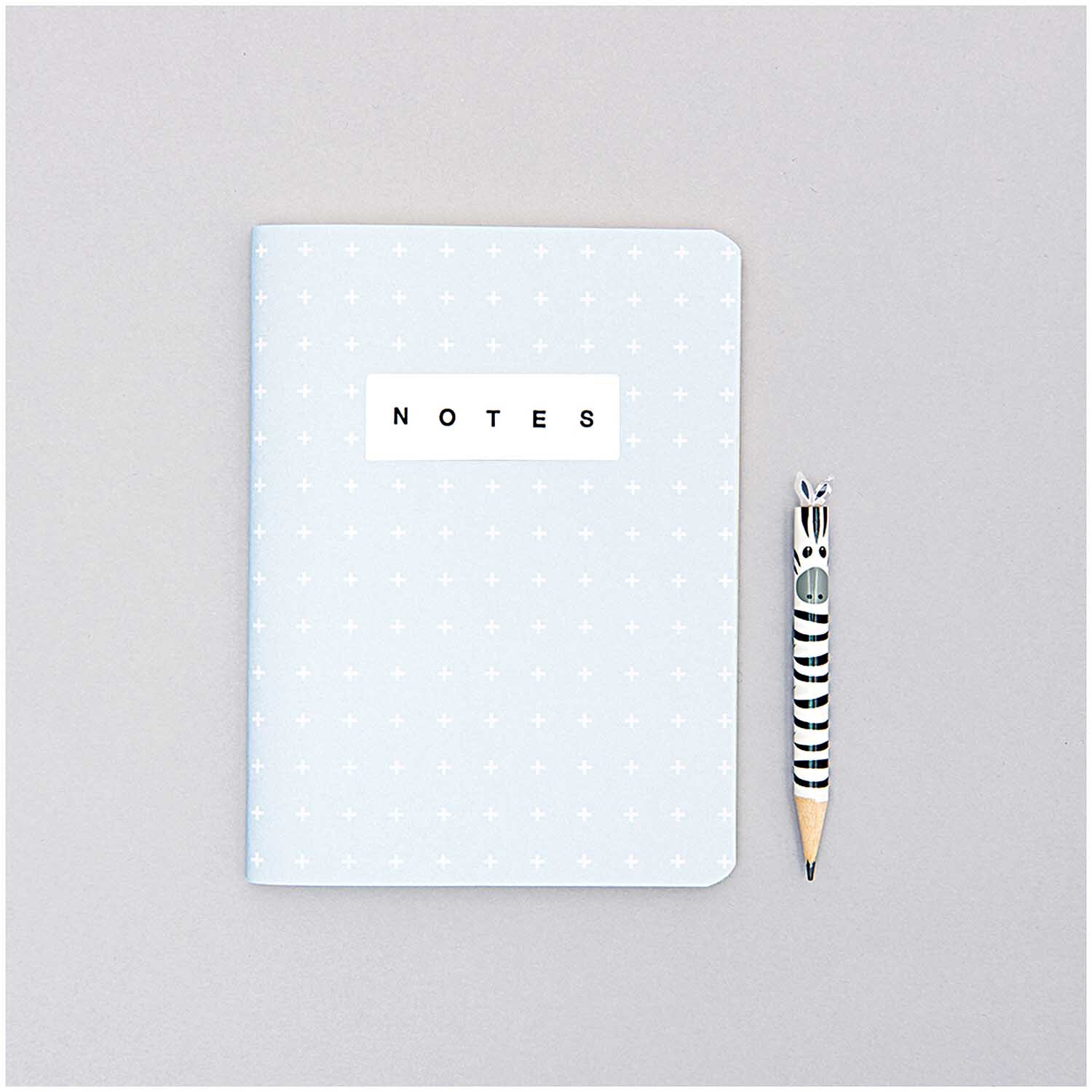 Paper Poetry Stempelset ABC 1: Ein Notizbuch mit Zebra-Bleistift auf grauem Hintergrund.