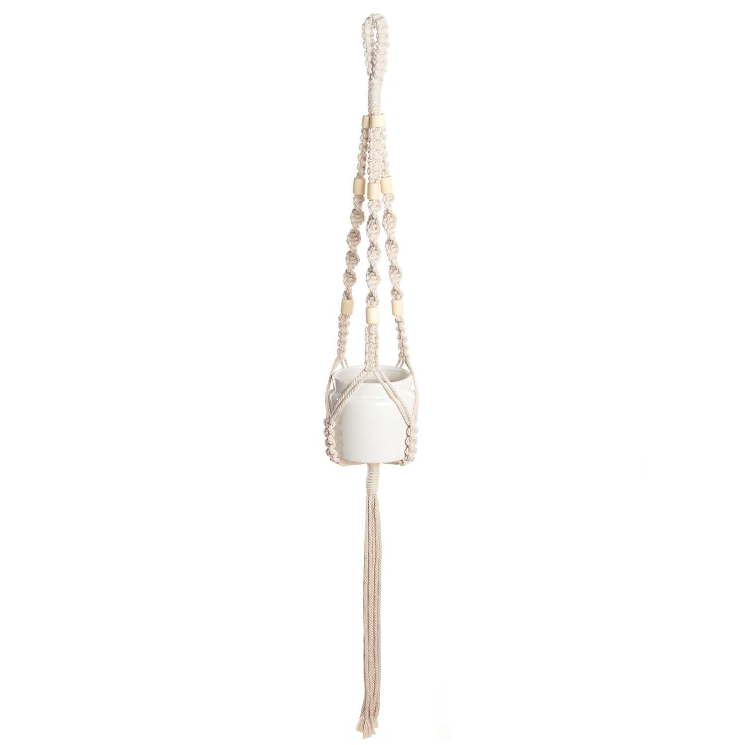 Makramee Set Blumenampel aus Rico Macrame: Elegante Blumenampel in Creme mit kunstvollen Knoten und Perlen, ideal für stilvolle Inneneinrichtung.