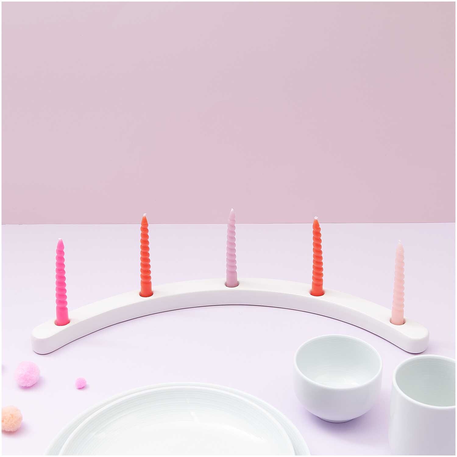 Keramik Kerzenbogen mit fünf bunten Kerzen auf rosa Hintergrund, von Rico Design.