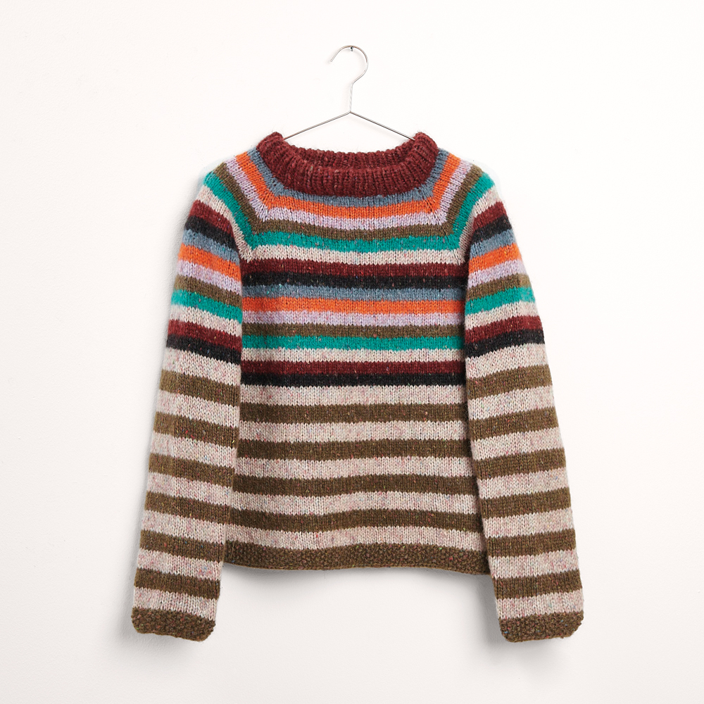 Gestreifter Pullover auf grauem Hintergrund – zum Strickset