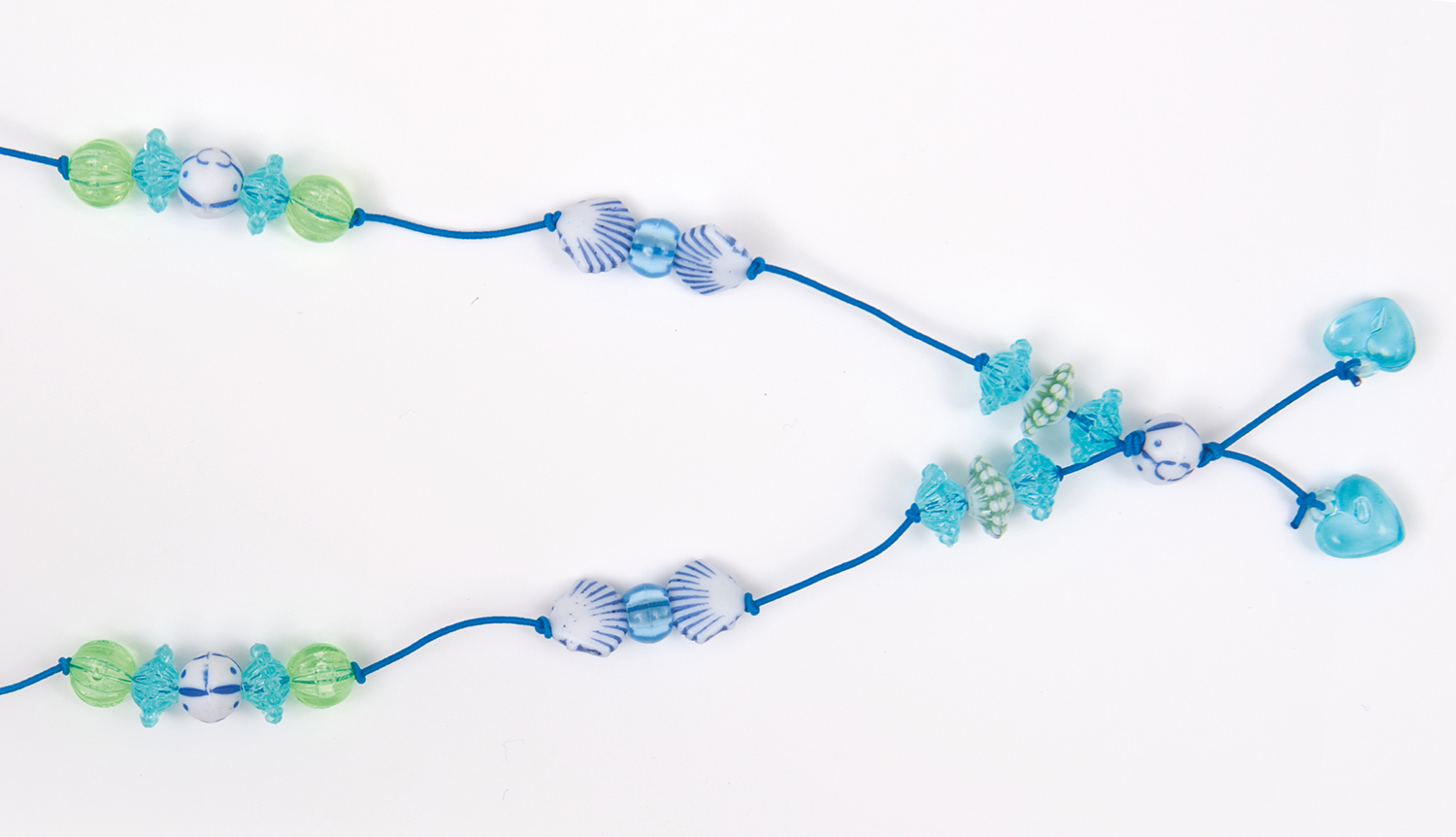 Anleitung DIY Perlenset: Bunte Muschelkette mit blauen und grünen Perlen auf weißem Hintergrund.