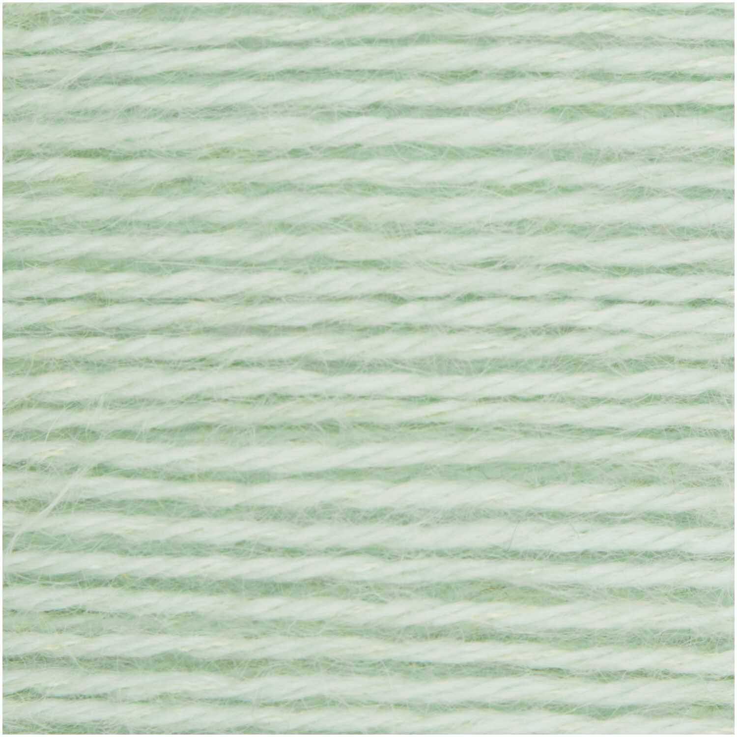 Luxury Crazy Composition aran von Rico Design in zartem Mint. Nahaufnahme von weicher, strukturierter Wolle. Ideal für Strickprojekte.
