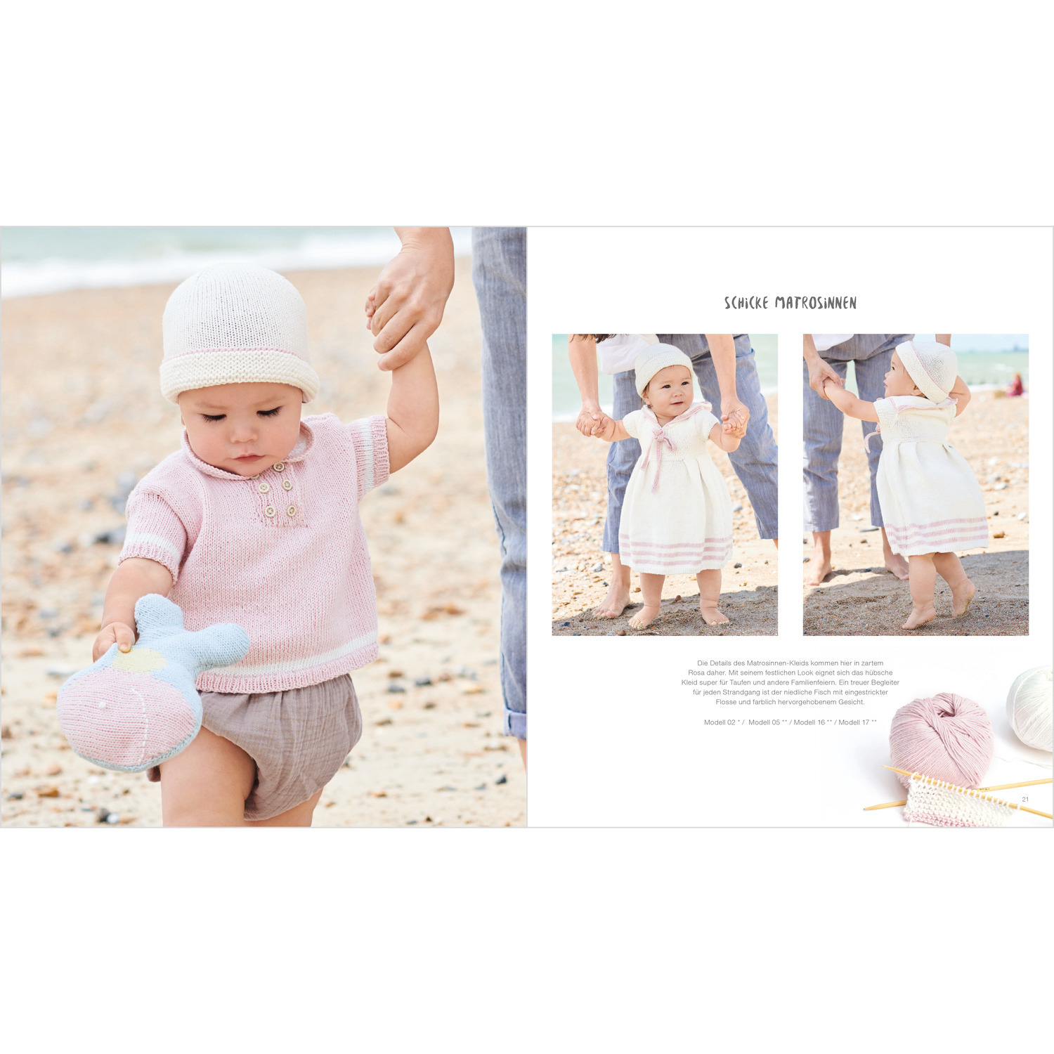 Baby Heft Nr.39 zeigt ein Kleinkind am Strand in rosa Strickkleidung von Rico Design, das ein Spielzeug hält.
