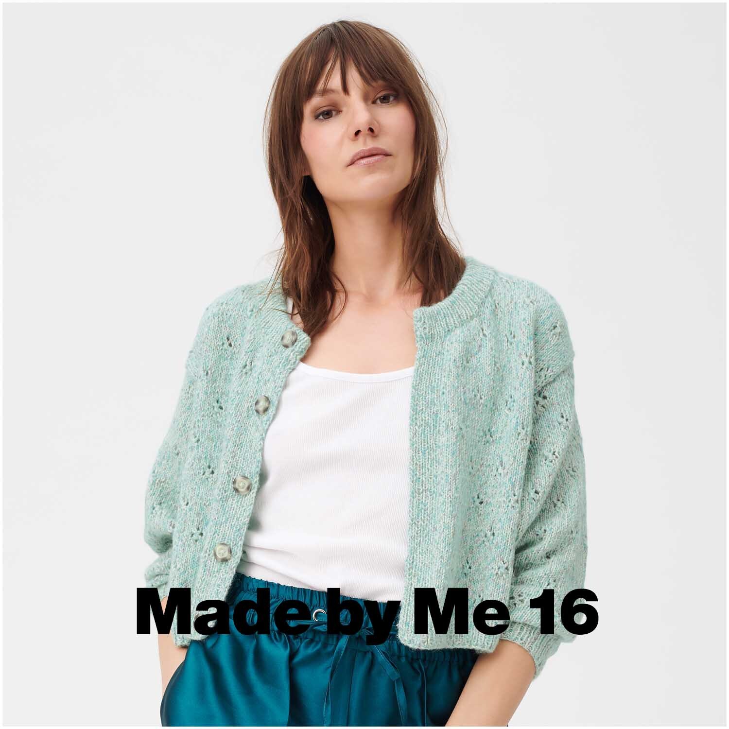 Creative Cotton Flecky Fleece dk: Frau trägt türkisfarbene Strickjacke von Rico Design, kombiniert mit weißem Top und blauen Hosen.