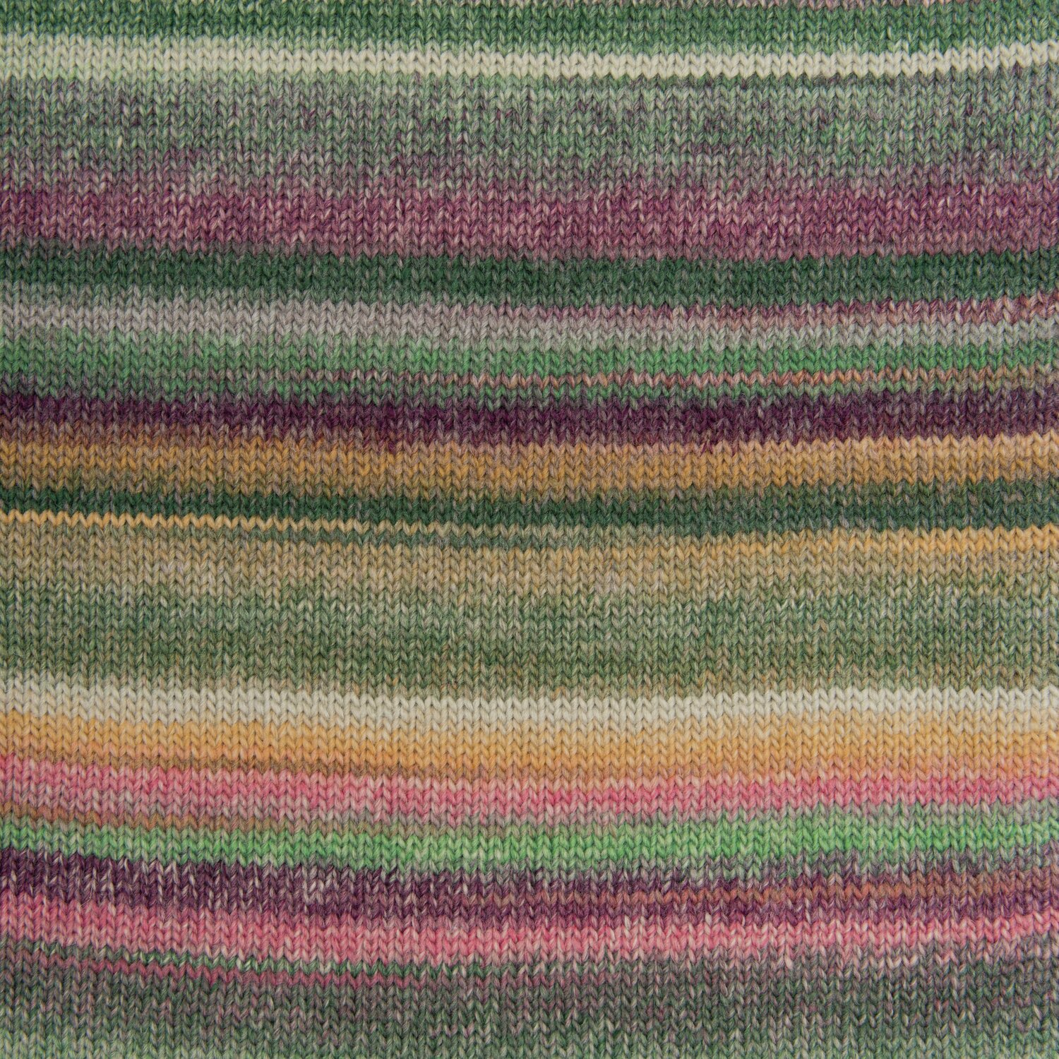 Ein gestricktes Stück aus einem grün-pinken Farbverlaufsgarn. Detailansicht eines Produktes.