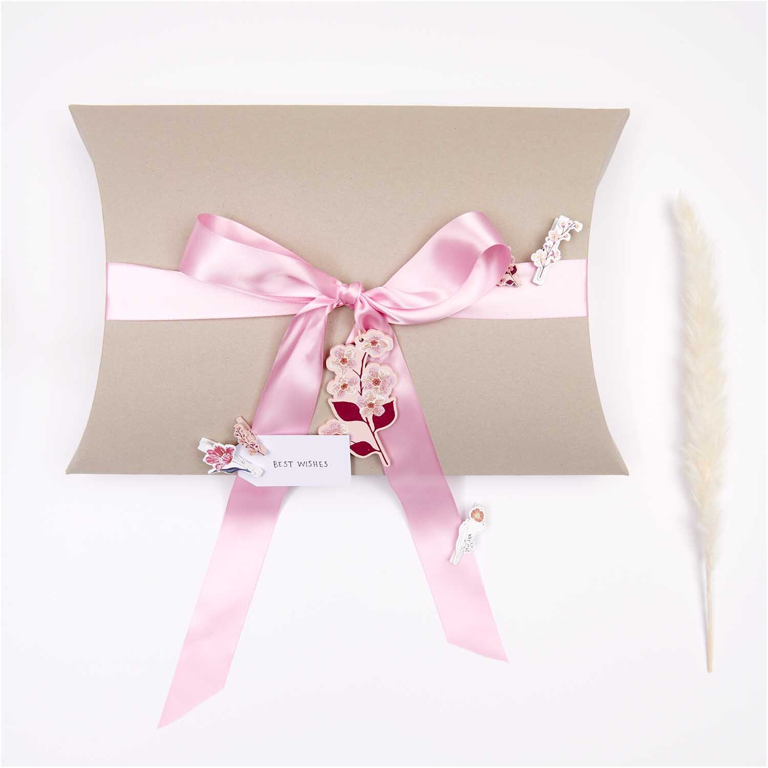 Dekoklammern Blume 8 Stück: Geschenkbox mit rosa Schleife und Blumendekor, ideal für stilvolle Präsentationen.