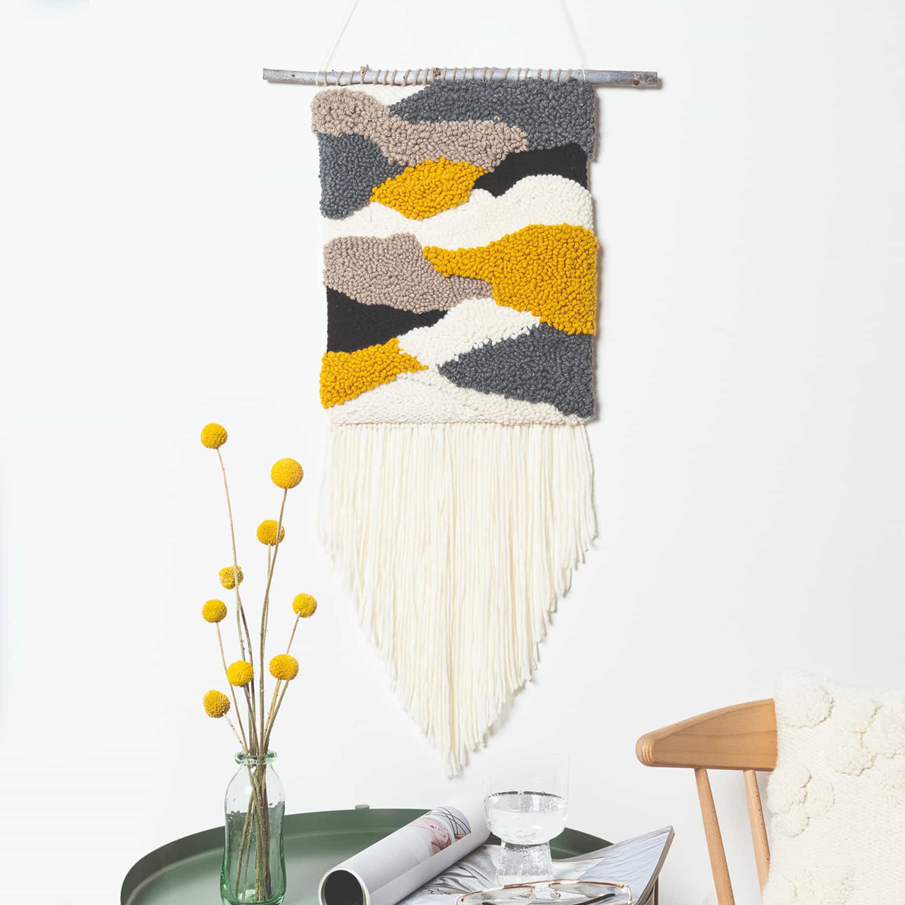 Punch Needle-Wandbehang mit organischen Formen in Weiß, Gelb und Grau in wohnlicher Kulisse