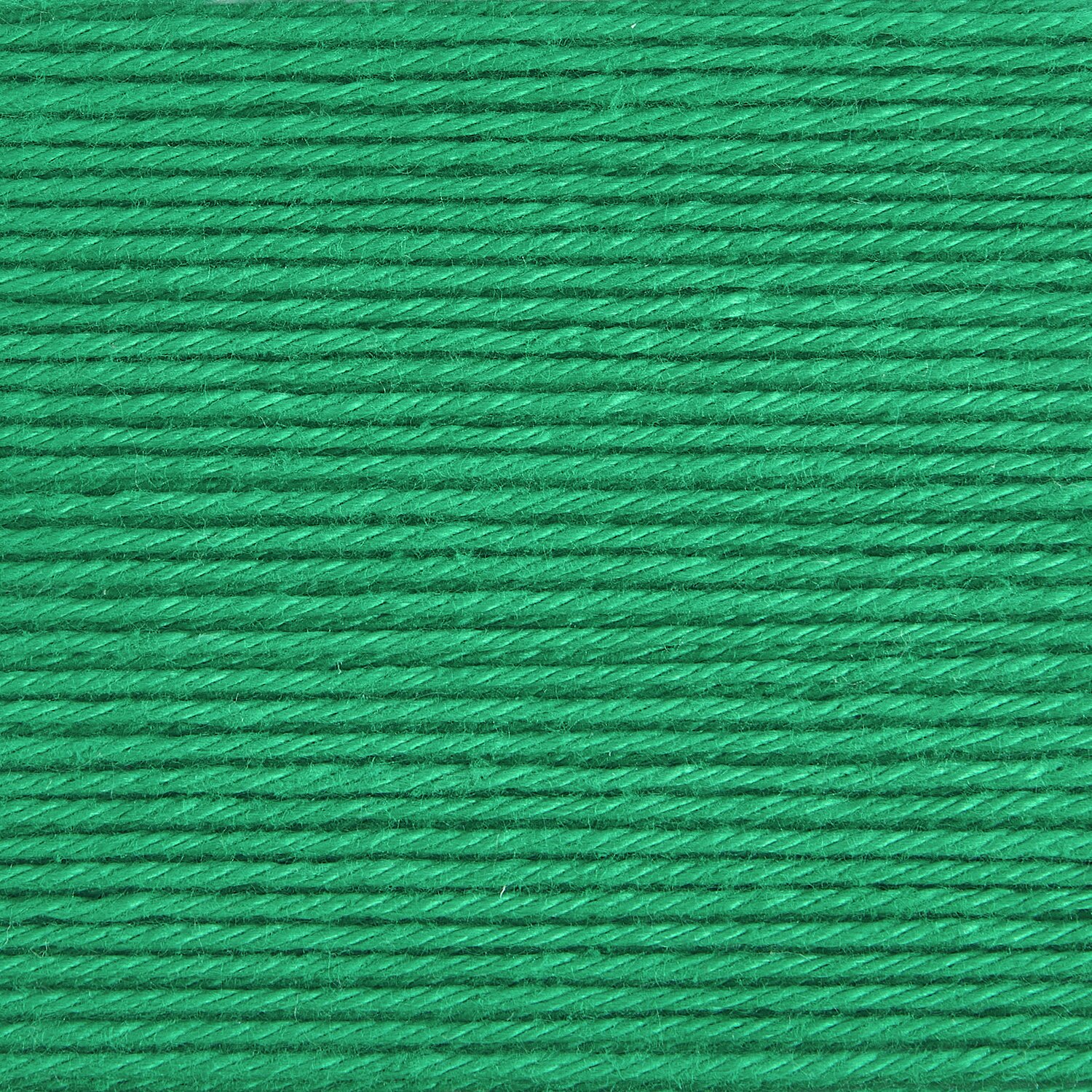 Rico Cotton, 50g 125m: Nahaufnahme von grünem Garn, ideal für Strick- und Häkelprojekte.