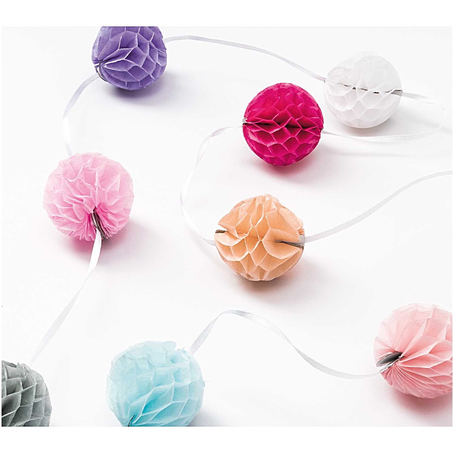Mini-Wabenballgirlande 2m von Rico Design in Pastellfarben, dekorativ auf weißem Hintergrund arrangiert.