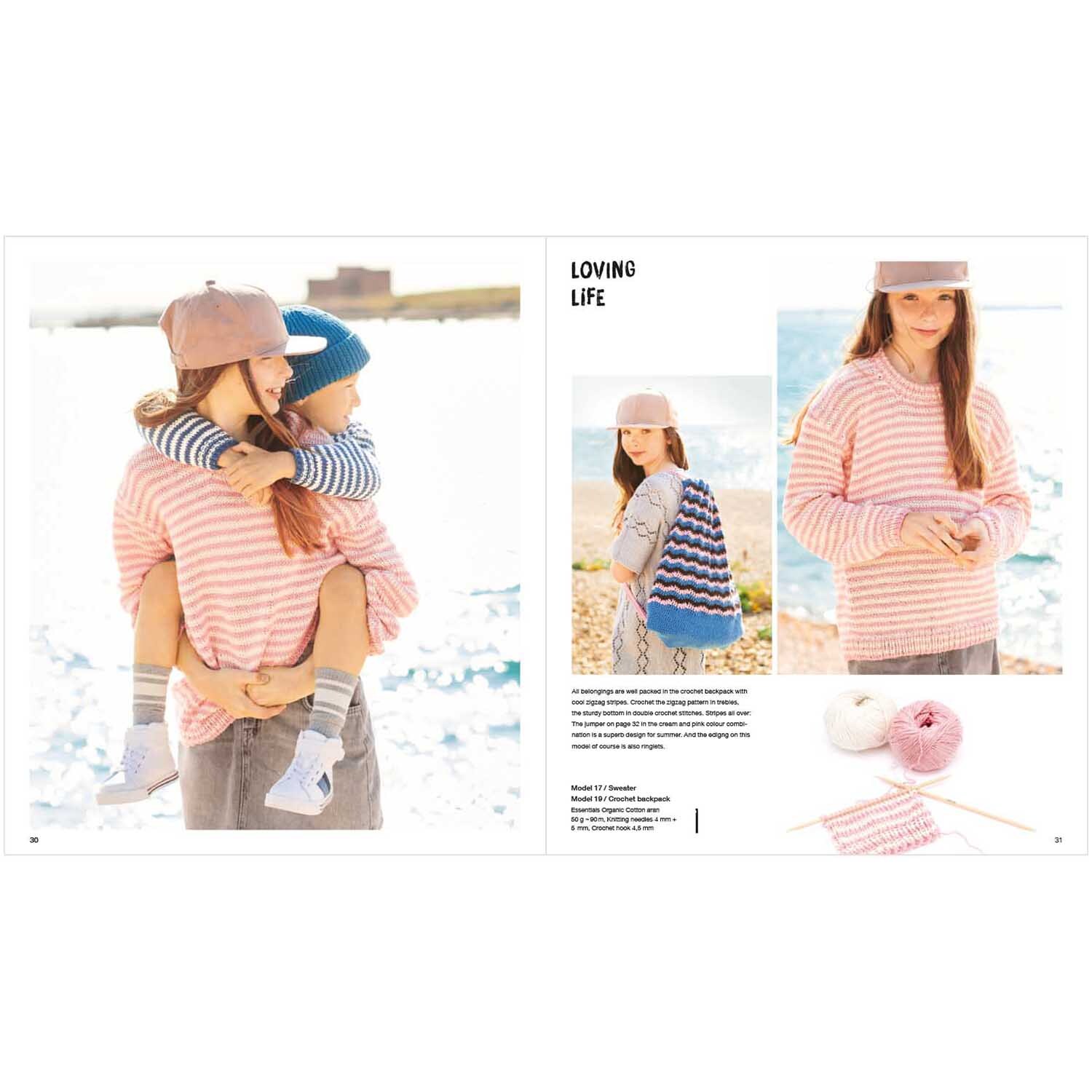 Kids Nr.10: Zwei Kinder in gestreiften Pullovern am Strand, eines trägt ein rosa, das andere ein blaues Outfit.
