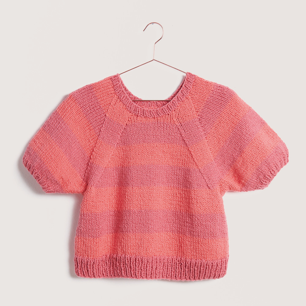 Shirt auf grauem Hintergrund – zum Strickset