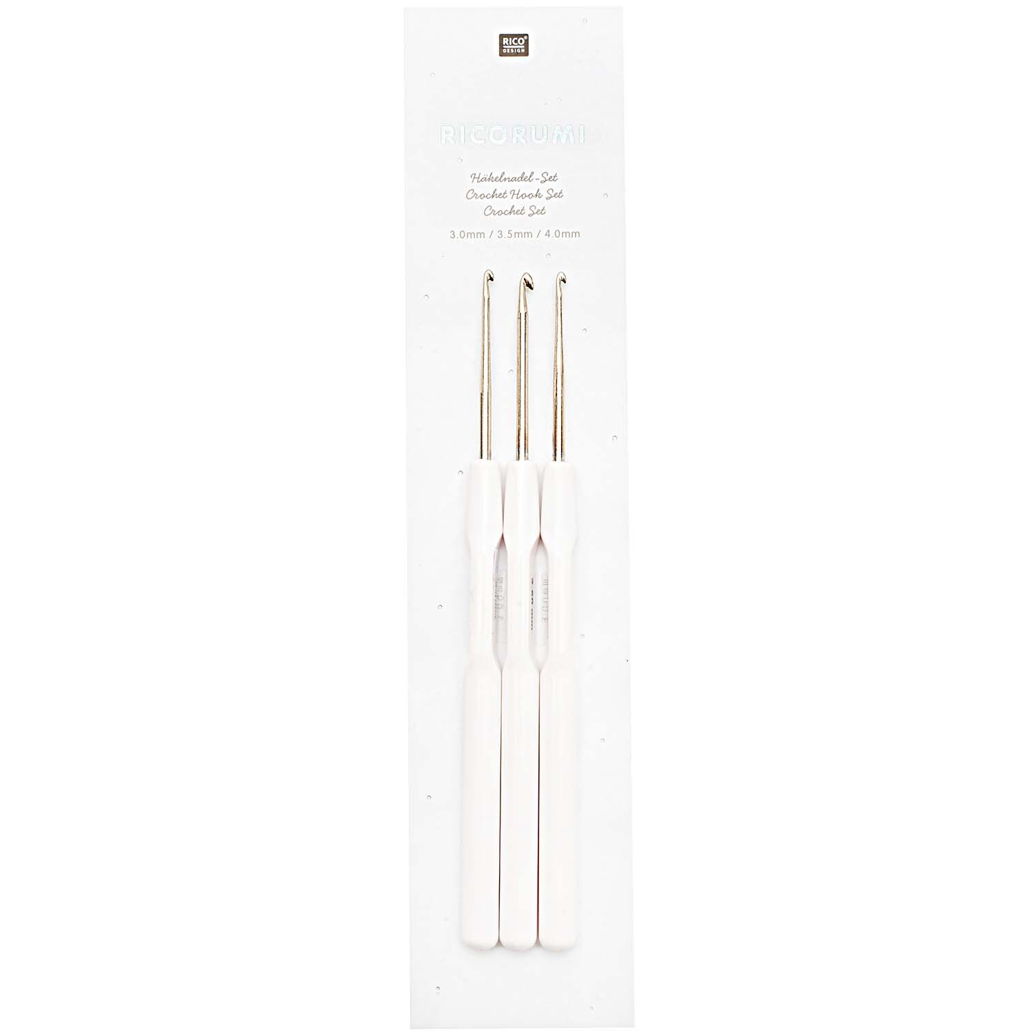 Häkelnadel Set Ricorumi von Rico Design in Weiß, bestehend aus drei Häkelnadeln in einer Verpackung. Ideal für Handarbeitsprojekte.