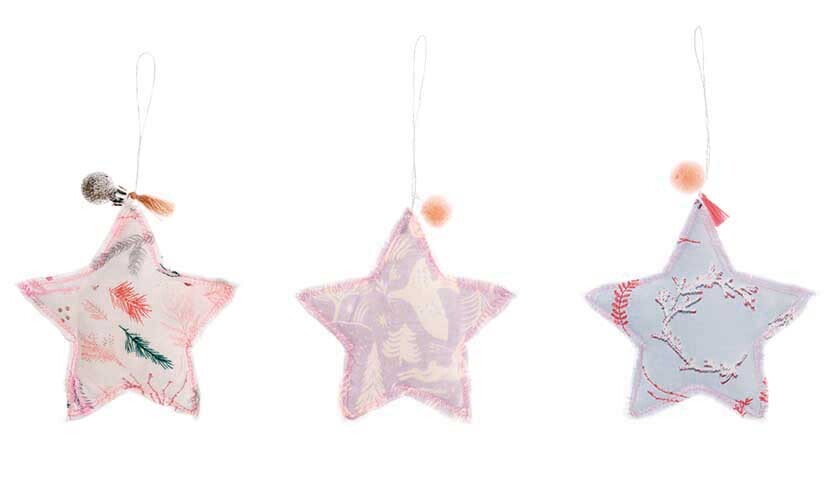 Nähanleitung weihnachtlicher Stern-Anhänger aus Stoff: Drei bunte Stoffsterne mit dekorativen Mustern und Pompons.