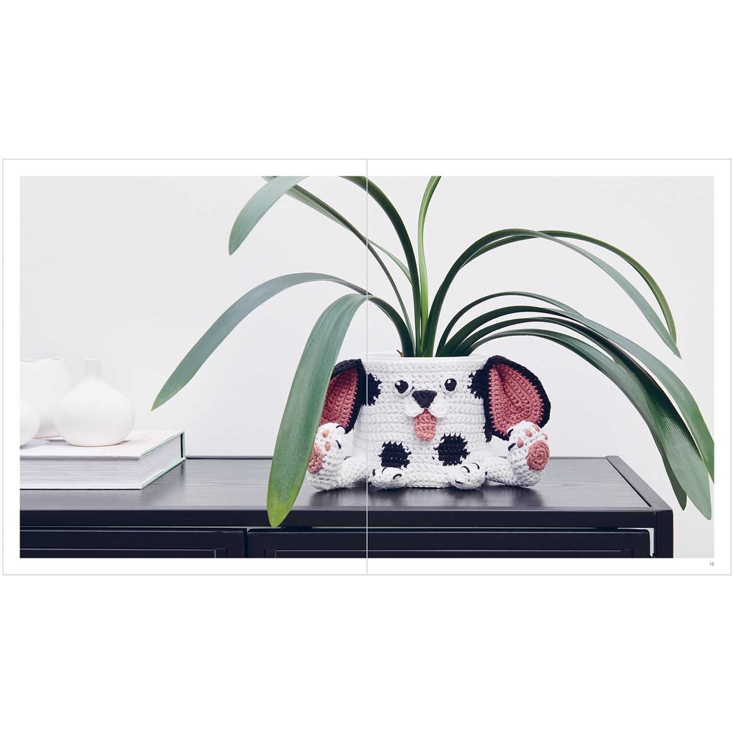 Animal Pot Covers: Niedlicher Übertopf in Tierform von Rico Design, dekoriert mit Pflanzen auf einem Tisch. Ideal für kreative Wohnakzente.
