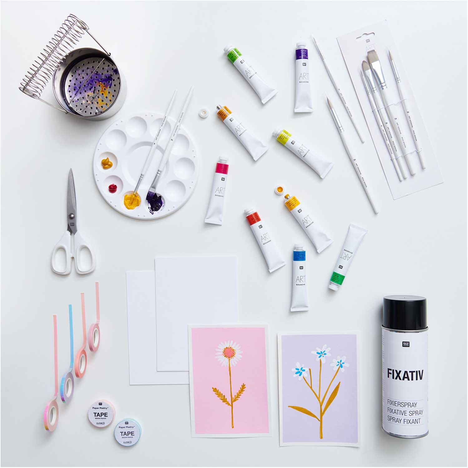 ART Gouache Set Basic 6x 12ml von Rico Design mit Pinseln, Farbpalette und Fixativspray auf einem Tisch arrangiert.