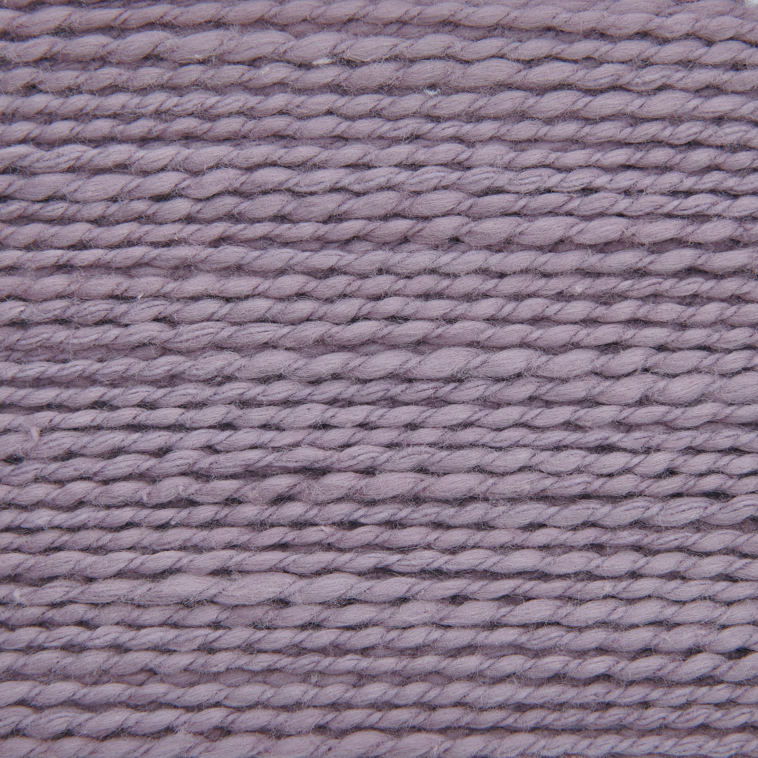Essentials Super Cotton dk, Rico Design. Nahaufnahme von mauvefarbener Baumwollgarnstruktur, 50g 100m. Ideal für Strick- und Häkelprojekte.