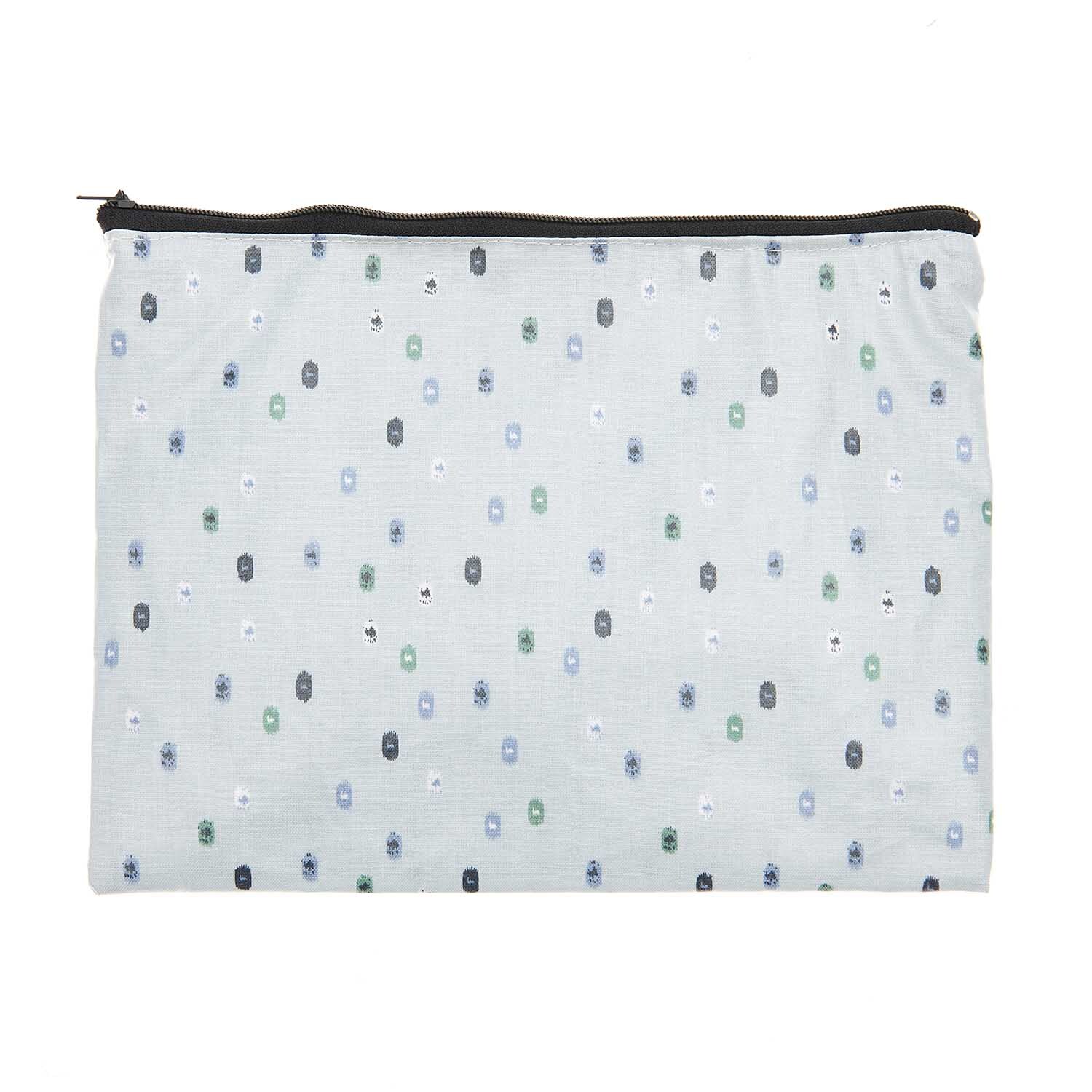 Pouch Travel the World hellblau 17x23cm mit dezentem Muster, ideal für Reisen, von Rico Design.