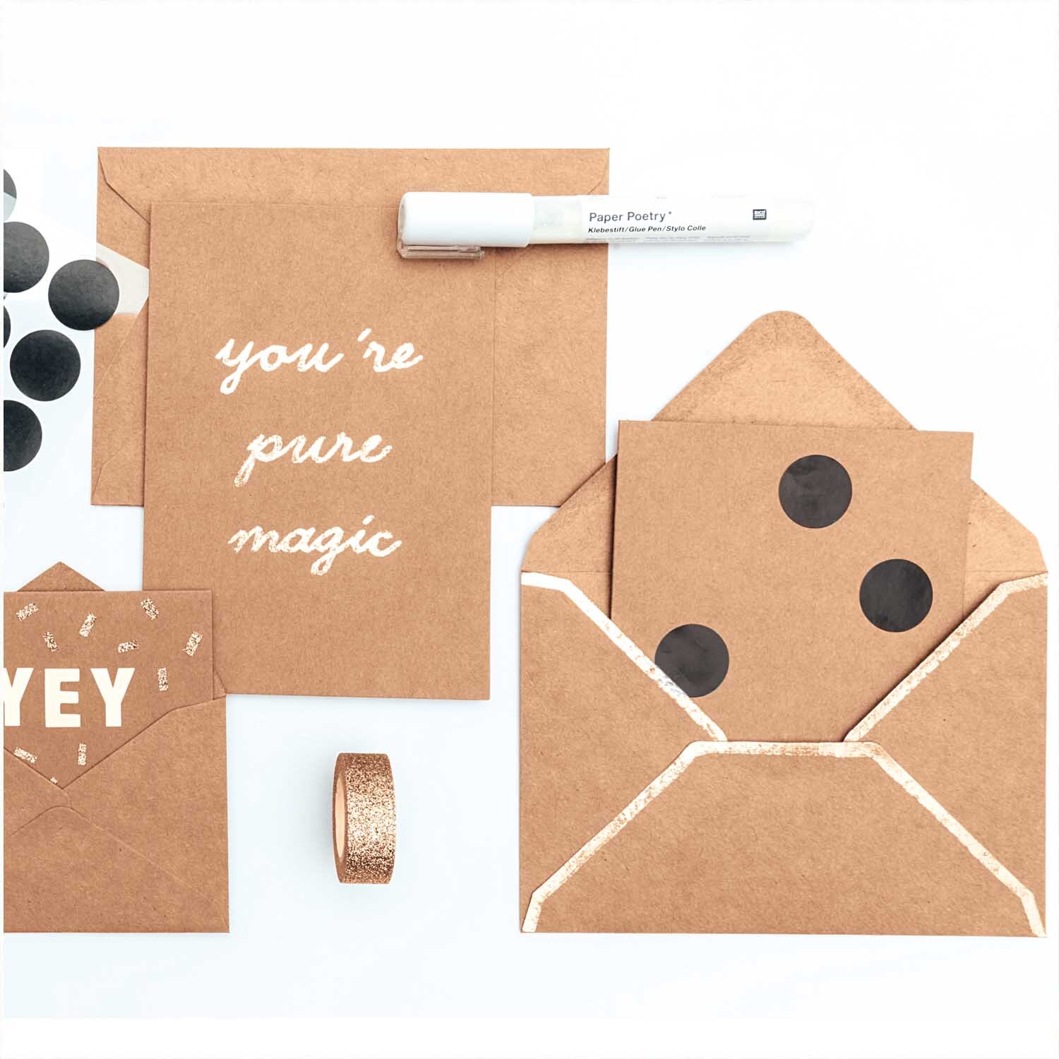 Paper Poetry Kartenset Basic Kraftpapier C7/A7 mit Umschlägen und Karten in Braun, dekoriert mit Punkten und Schriftzug "you're pure magic".