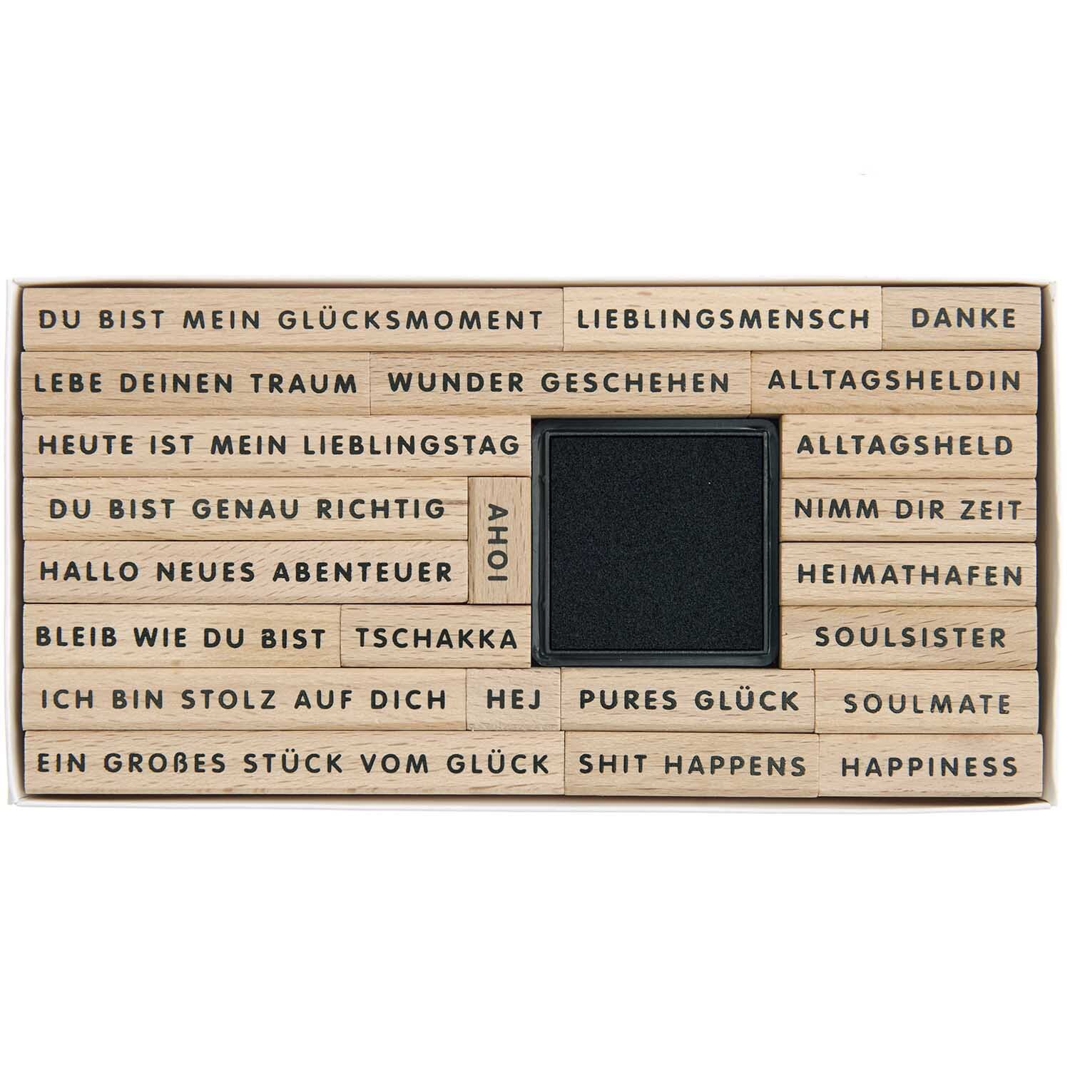 Paper Poetry Stempelset Happiness, 24-teilig, mit verschiedenen Sprüchen auf Holzstempeln, ideal für kreative Projekte und persönliche Botschaften.