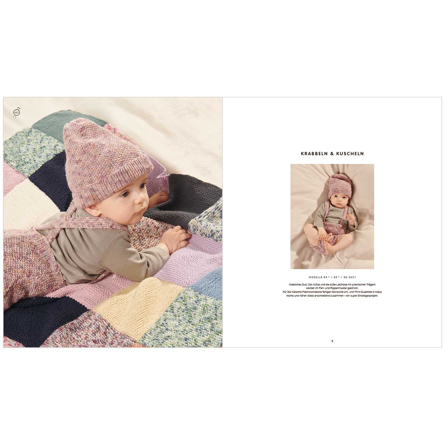 Baby Merino 02: Ein Baby in gestrickter Kleidung von Rico Design liegt auf einer bunten Decke.