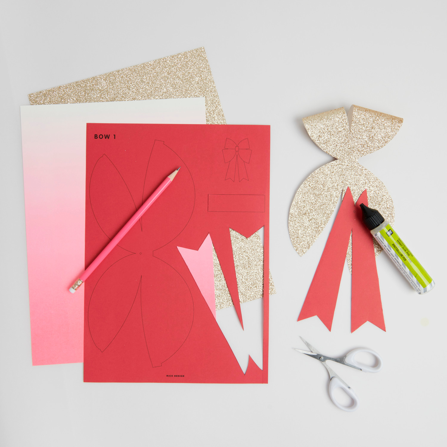 Paper Poetry Bastelpapierblock Put a Bow on It: Rotes und glitzerndes Papier mit Schere und Kleber für kreative Bastelprojekte.