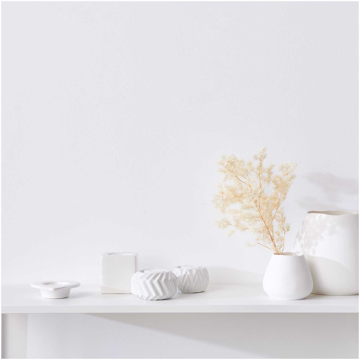 Keramik Teelichthalter Herz von Rico Design auf einem weißen Regal, umgeben von minimalistischen Vasen und Dekorationen.