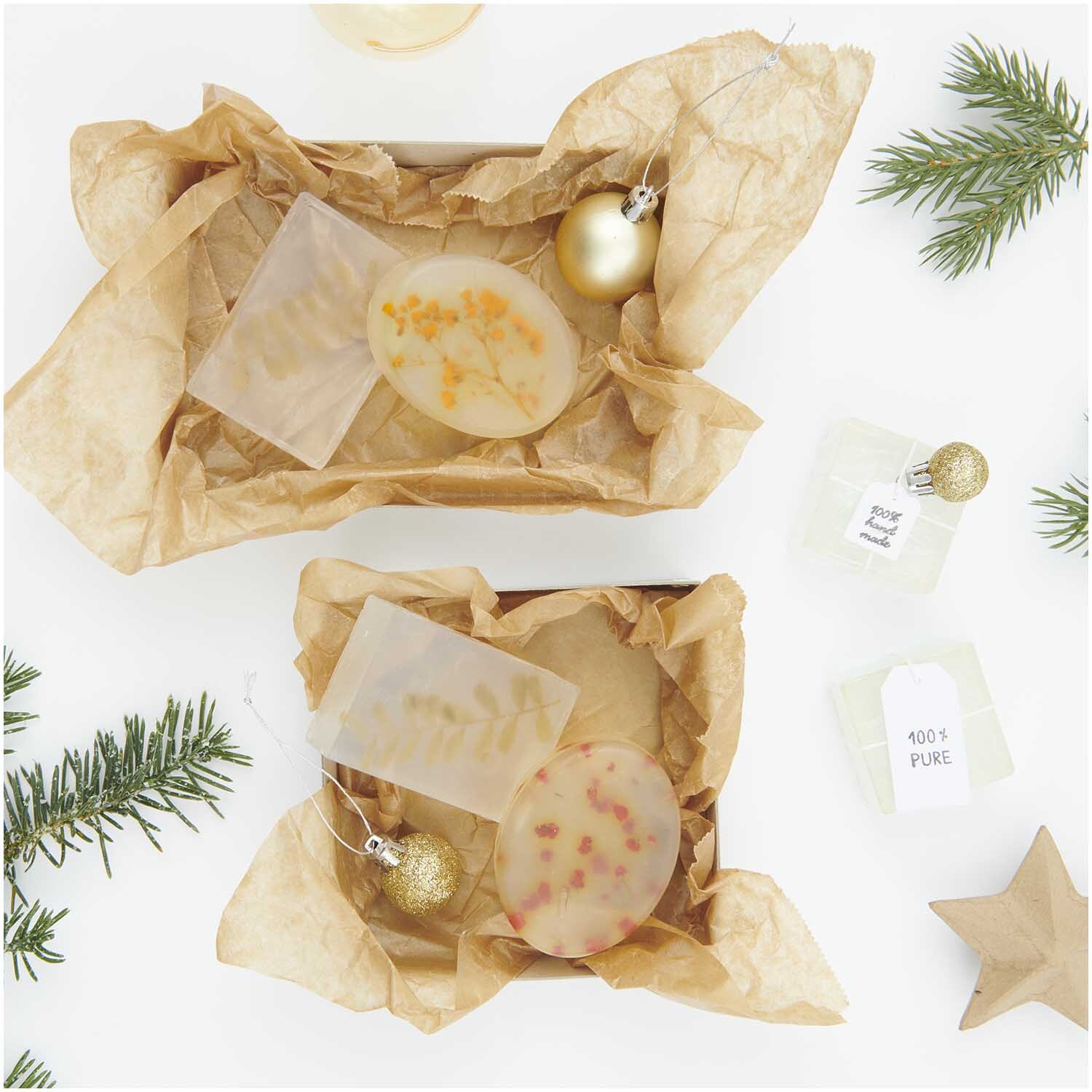 Seifengießform oval von Rico Design, präsentiert in Geschenkboxen mit weihnachtlicher Dekoration.