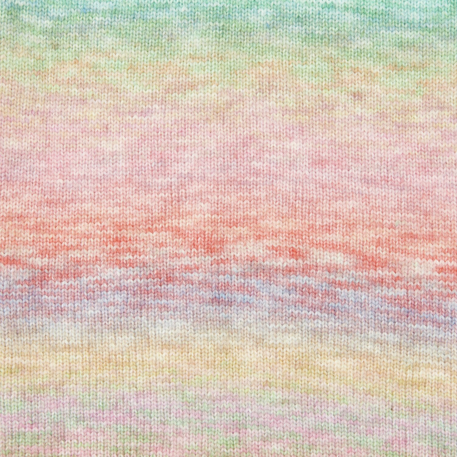 Creative Painted Power, ein Garn von Rico Design, zeigt sanfte Regenbogenfarben in einem weichen Verlauf. Ideal für kreative Strickprojekte.