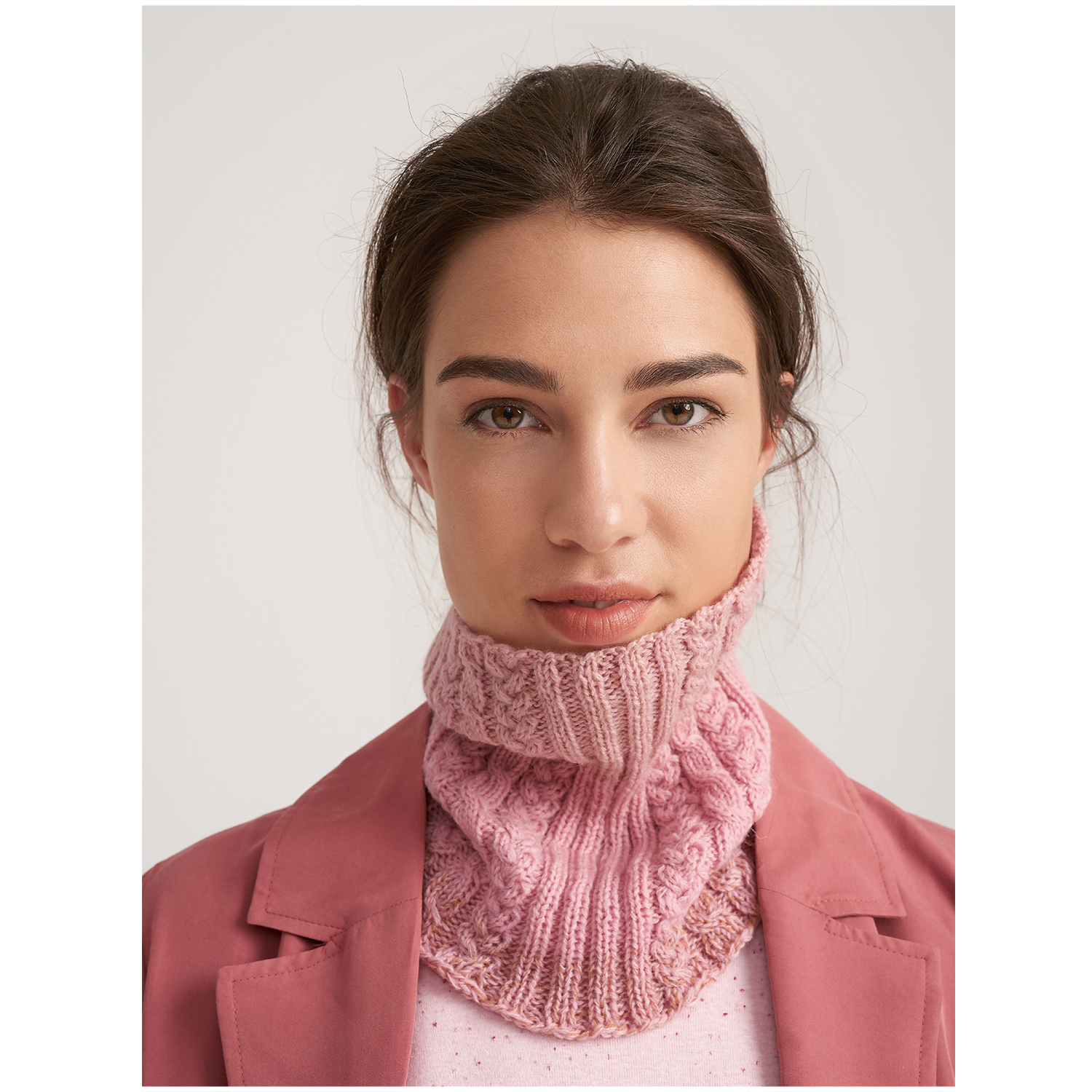 Creative Wool dégradé: Frau trägt gestrickten rosa Schal von Rico Design. Weiches Garn, ideal für stilvolle Wintermode.
