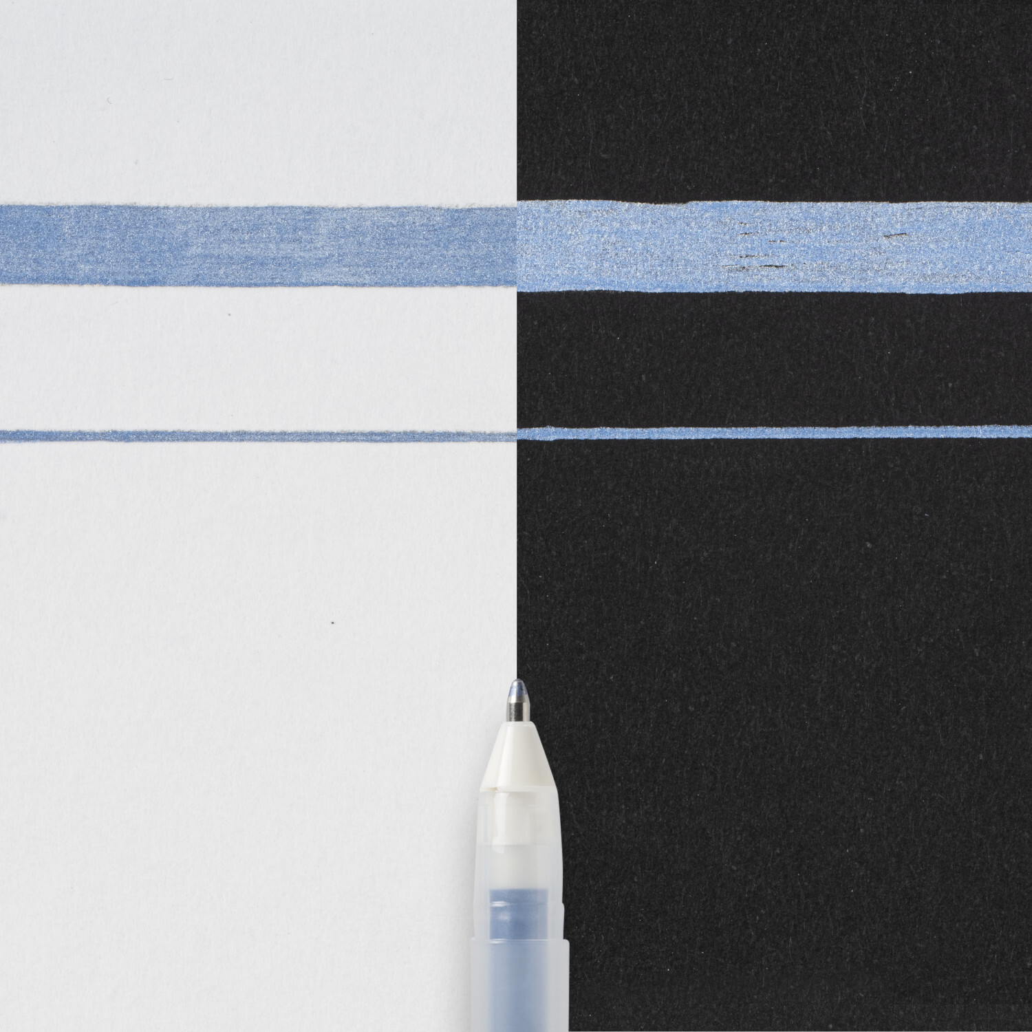 Gelly Roll Metallic Gelstift schreibt in Blau-Schwarz auf weißem und schwarzem Papier. Ideal für kreative Projekte.