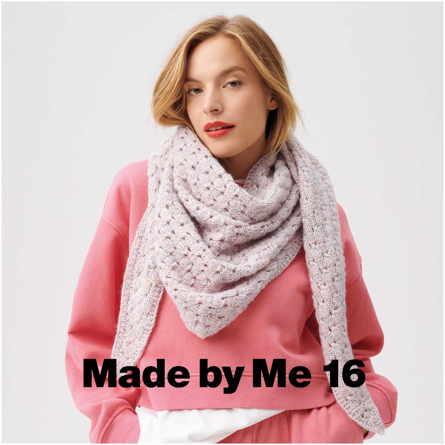 Creative Cotton Flecky Fleece dk: Frau trägt gestrickten Schal in Flieder von Rico Design, kombiniert mit rosa Pullover.