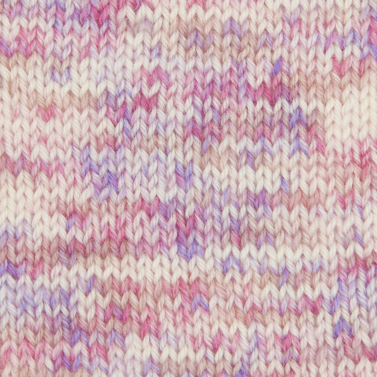 Baby Merino Print: Strickmuster in sanften Beerenfarben, 25g 100m, von Rico Design.