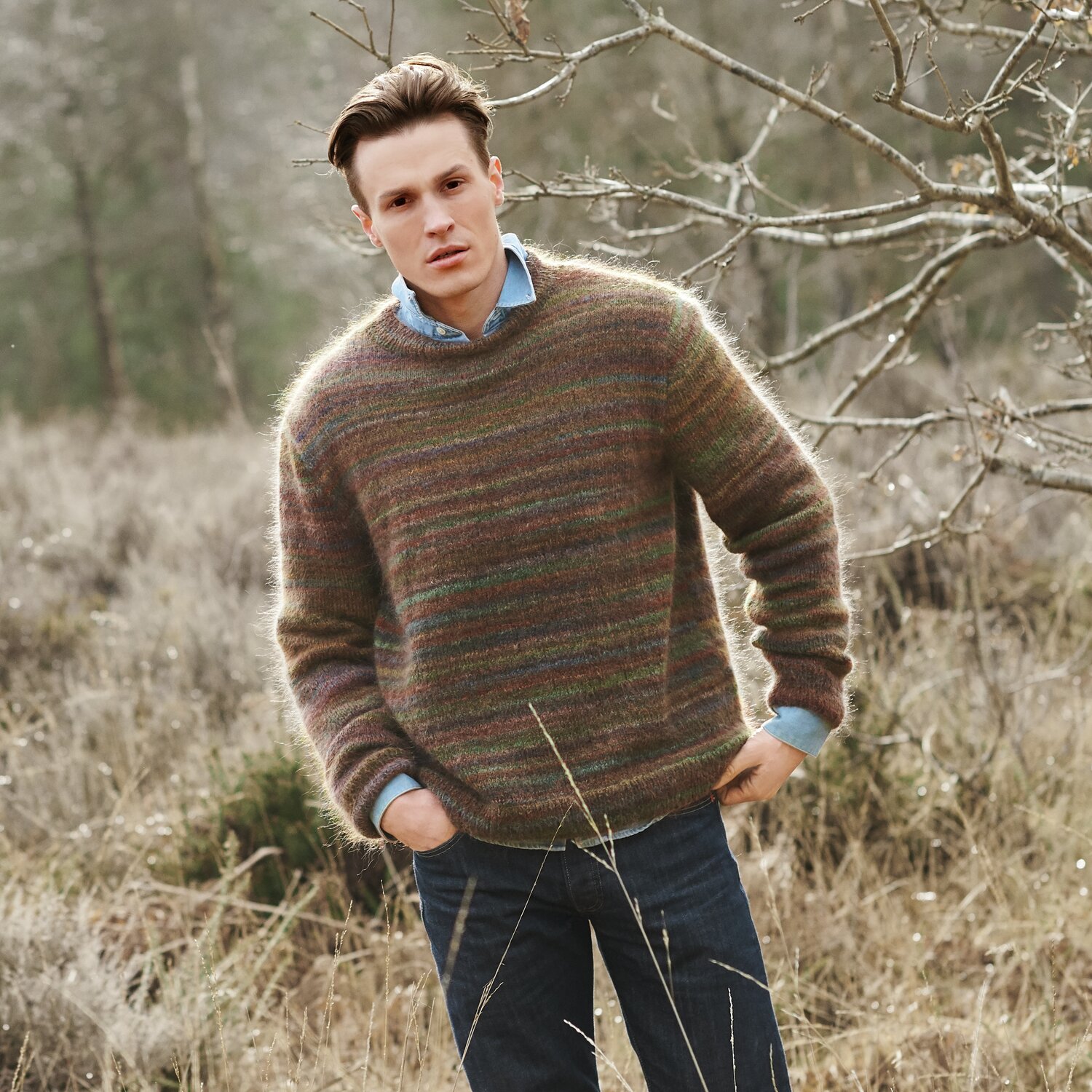 Strickset Pullover Herren Modell 09 aus Lovewool No. 21, braun, getragen von einem Mann in natürlicher Umgebung.
