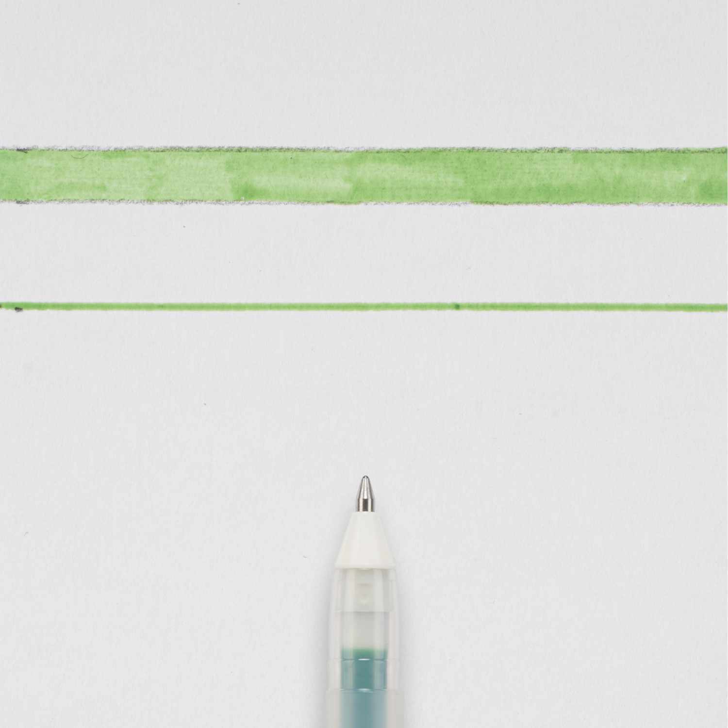 Gelly Roll Glaze 3D-Roller Gelstift in Grün von SAKURA, zeichnet eine glänzende, erhabene Linie auf Papier.