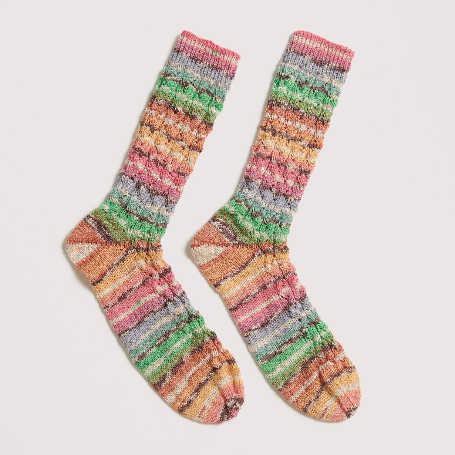 Strickset Socken Modell 02: Bunte, gestrickte Socken in Pastelltönen aus Die Neue Masche Nr. 9.