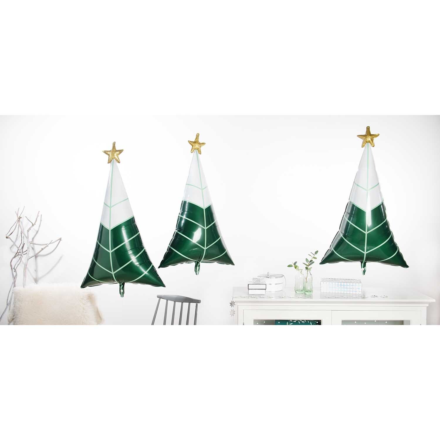 Folienballon Tannenbaum von Rico Design: Drei grüne Ballons in Tannenbaumform mit goldenen Sternen an der Spitze, dekorativ im Raum platziert.