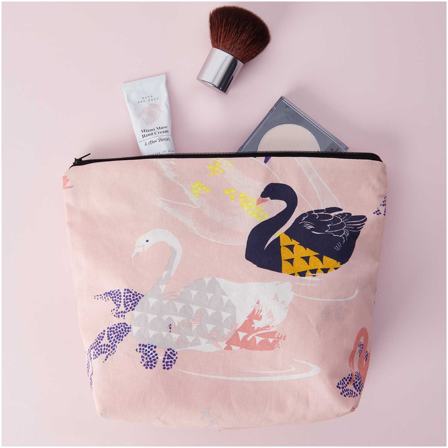 Kosmetiktasche Okina Hana rosa 28x21x9cm mit Schwanenmotiv, gefüllt mit Pinsel, Creme und Puder.