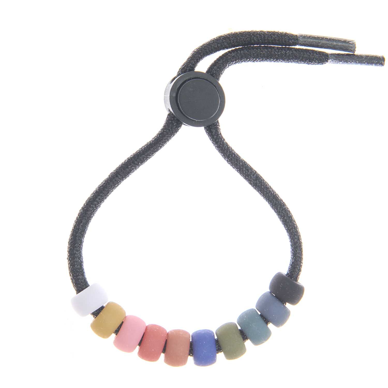 Itoshii - Ponii Beads in verschiedenen matten Erdfarben auf einem schwarzen Armband von Rico Design.