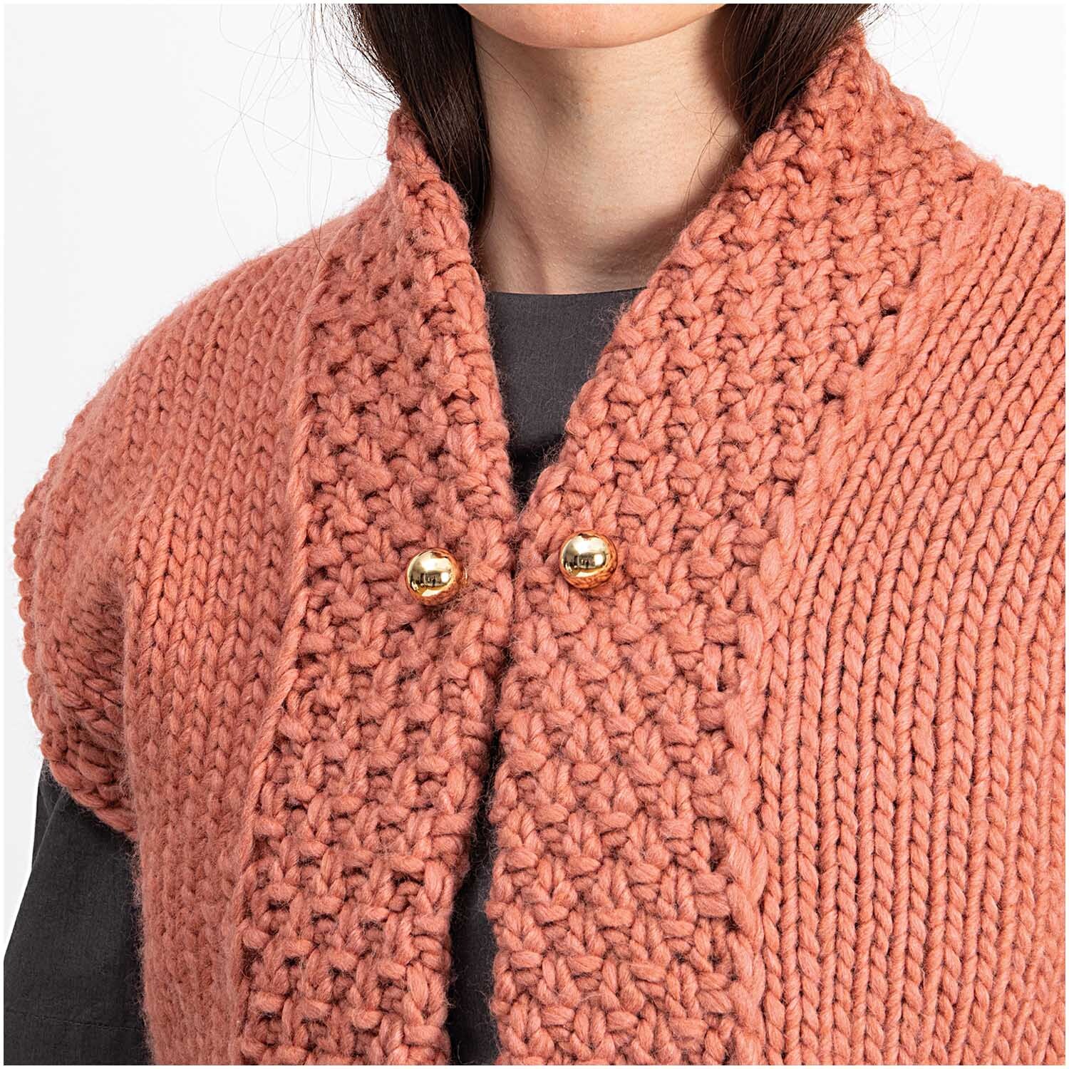 Zwei-Perlen-Pin 65mm an einem gestrickten, rosafarbenen Cardigan von Rico Design befestigt.