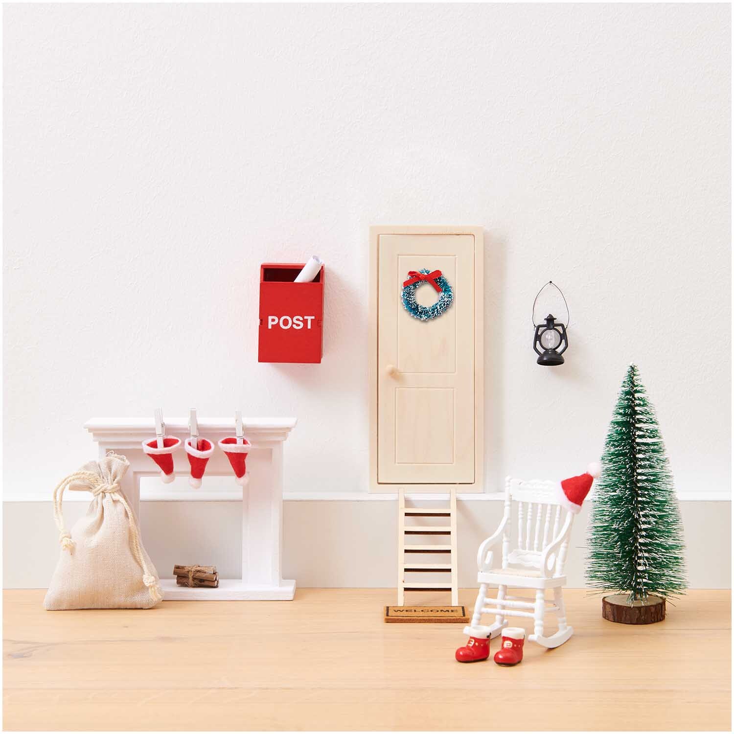 Wichtelwelt Deko Set Nikolaus mit Kamin, Tür, Briefkasten und Tannenbaum von Rico Design.