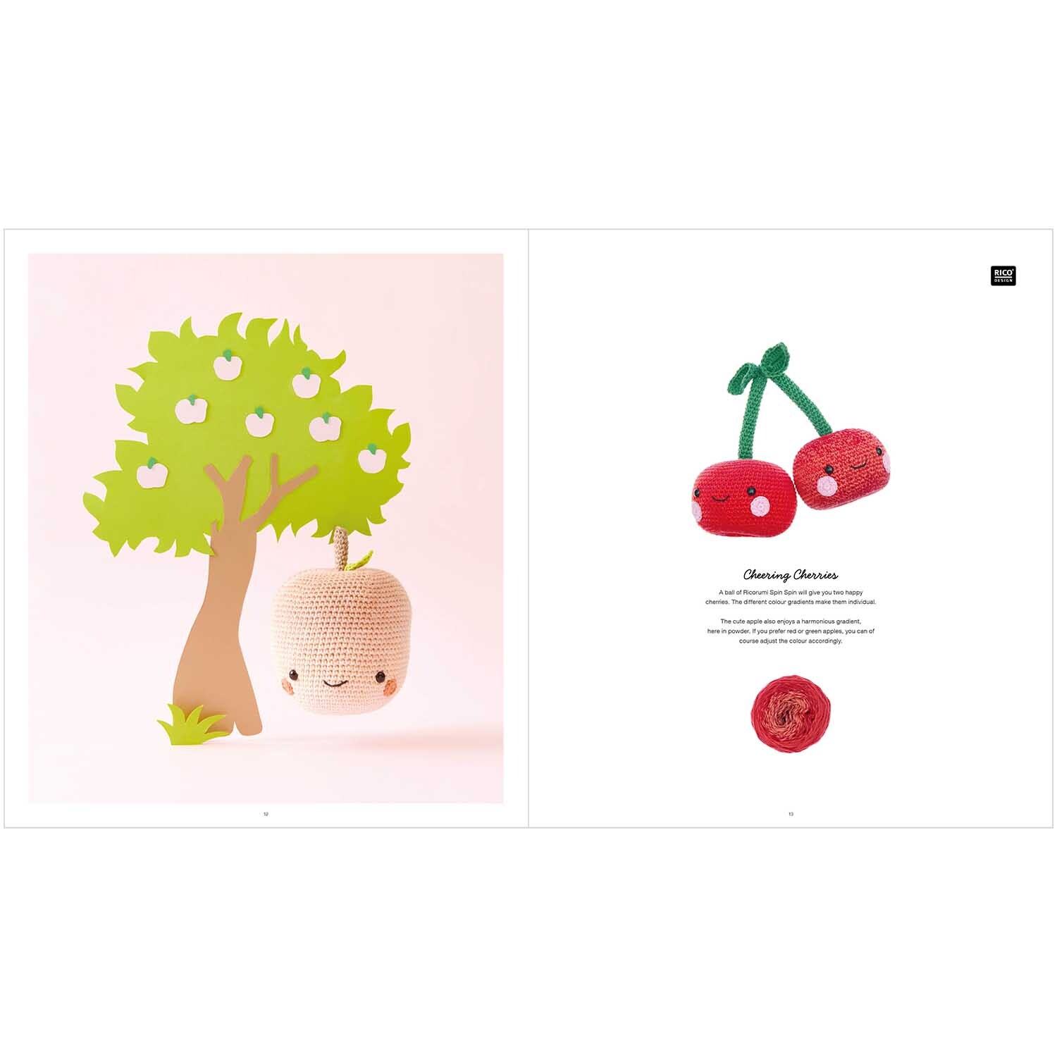 Ricorumi Fresh Friends englisch: Ein gehäkelter Apfel mit Gesicht vor einem grünen Baum und zwei gehäkelten Kirschen.