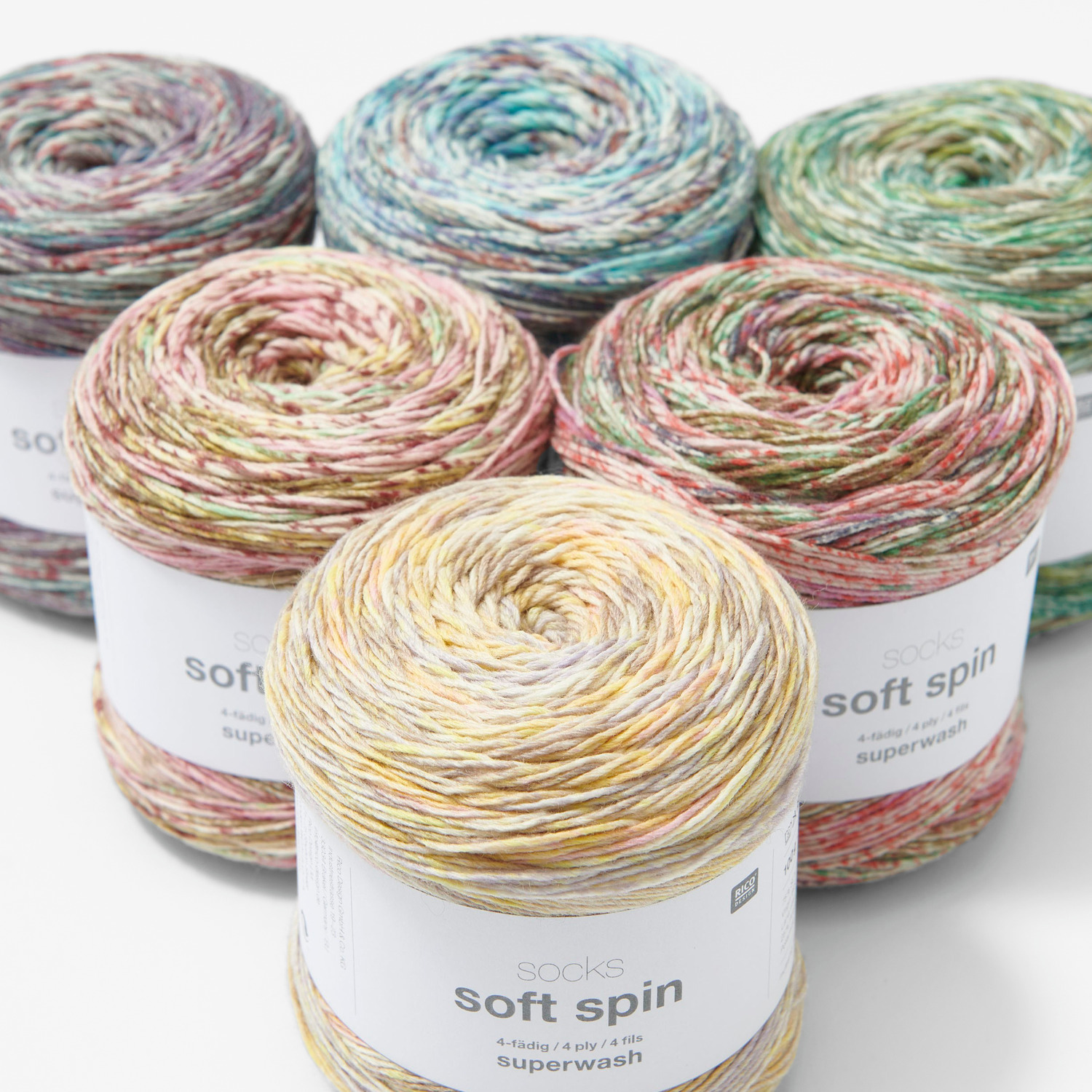 Socks Soft Spin 4-fädig Wolle in verschiedenen Farbtönen, ideal für kreative Strickprojekte.