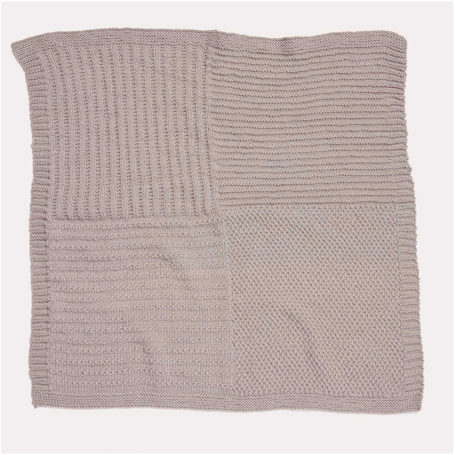 Gestrickte Decke in Taupe: Modell 11 aus dem Heft Rico Baby 038