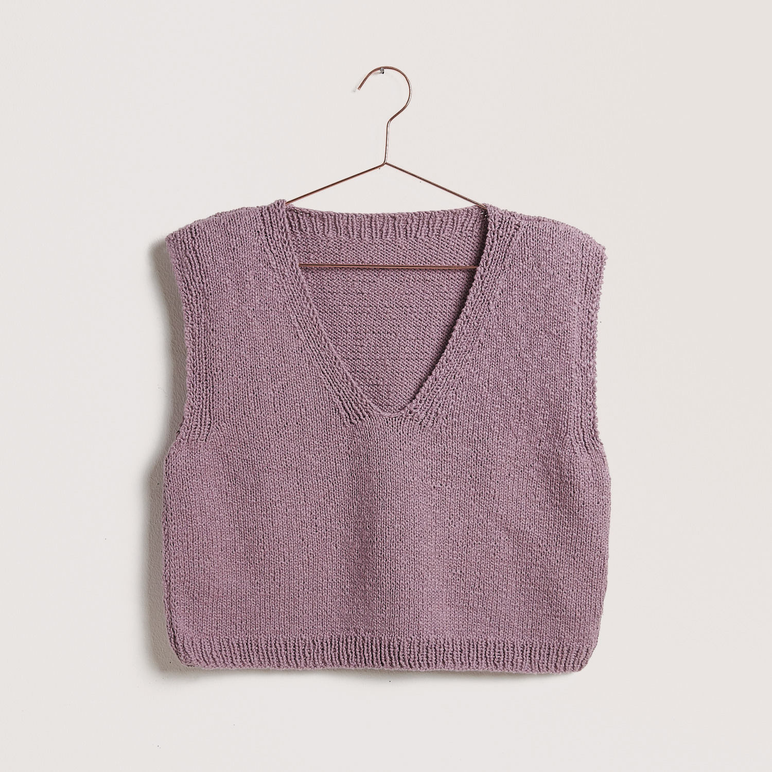 V-Ausschnitt Top auf grauem Hintergrund – zum Strickset