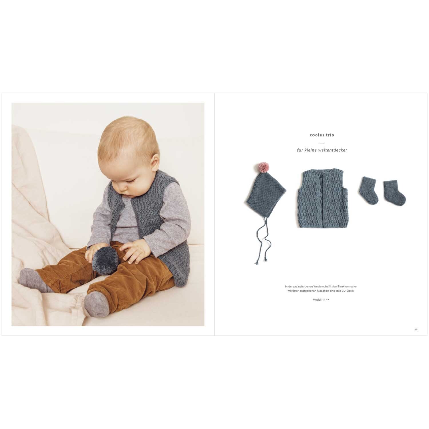 Rico Baby Heft Nr.26 zeigt ein Baby in grauem Strick, brauner Hose und Socken, mit passendem Mützenset.
